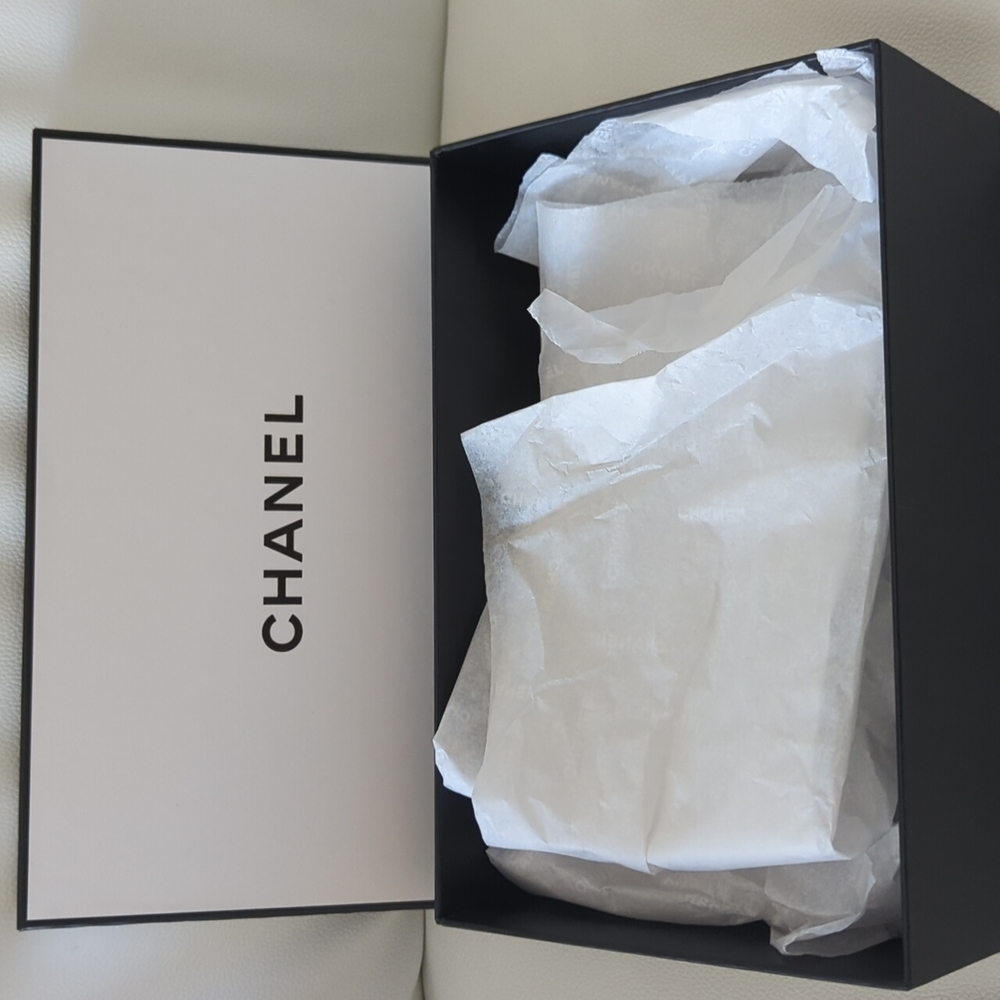 Chanel Gift Box - Picture 3 of 3